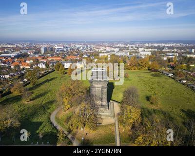 Die Bismarcksäule in Dresden-Raecknitz ist ein 23 Meter hohes Bismarckdenkmal, das heute als Aussichtsturm genutzt wird, Luftsicht, Dresden, Sachsen Stockfoto