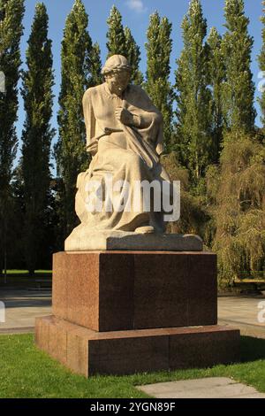 Im Park um die Gedenkstaette in Berlin Treptwo steht diese Frauenfigur auf einem Sockel, gesehen am Pressetag 16.9.2012 Frauen Skulptur in Gedenkstaette Berlin Treptow *** im Park rund um die Gedenkstätte in Berlin Treptwo steht diese Frauenfigur auf einem Sockel, gesehen am Pressetag 16 9 2012 Frauen Skulptur in Gedenkstätte Berlin Treptow Stockfoto