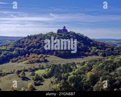 Die Hügelburg Veste Wachsenburg ist eine mittelalterliche Gipfelburg der drei Gleichen. Luftaufnahme. Holzhausen, Bezirk Wachsenburg, Thuri Stockfoto