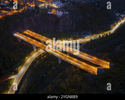 Die Weisseritztalbrücke der Autobahn A17 in Plauen bei Nacht, Luftaufnahme Plauen, Dresden, Sachsen, Deutschland, Europa Stockfoto
