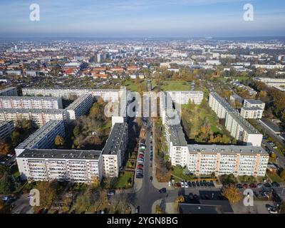 Die Bismarcksäule in Dresden-Raecknitz ist ein 23 Meter hohes Bismarckdenkmal, das heute als Aussichtsturm genutzt wird, Luftsicht, Dresden, Sachsen Stockfoto