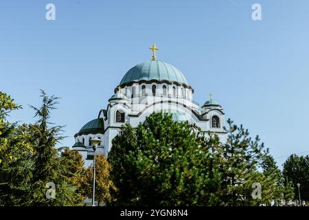 Belgrad, Serbien - 10162024: Der Tempel der Heiligen Sava im Freien, Menschen beten in einer orthodoxen Kirche, Fresken an den Decken und Wänden des ch Stockfoto