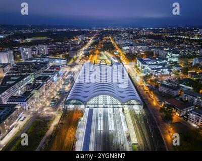 Dresden Hauptbahnhof mit Teflondach am Wiener Platz bei Nacht, Dresden Luftaufnahme bei Nacht, Dresden, Sachsen, Deutschland, Europa Stockfoto