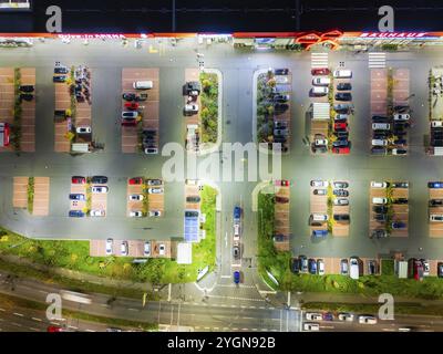 Parkplatz Bauhaus Baumarkt Bauhaus bei Nacht, Luftansicht, Dresden, Sachsen, Deutschland, Europa Stockfoto