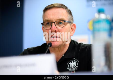 Mannheim, Deutschland. November 2024. Handball: Europameisterschaft, Deutschland - Schweiz, 2. Qualifikationsrunde, Gruppe 7, 1. Spieltag, Deutschland-Trainer Alfred Gislason. Quelle: Marco Wolf/dpa/Alamy Live News Stockfoto