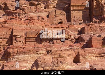 Fassaden Straßenhöhlen in der antiken Stadt Petra, Jordan Petra, berühmte historische und archäologische Stätte Stockfoto