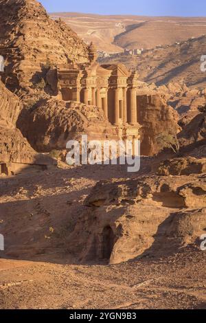 Das Kloster Ad Deir in der antiken Stadt Petra, Panoramablick auf den Sonnenuntergang in Jordanien, UNESCO-Weltkulturerbe Stockfoto