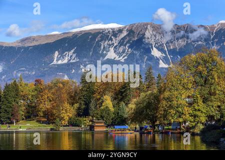 Bled, Slowenien Panoramablick Sonnenuntergang Blick auf See und im Herbst bunte Bäume Hintergrund in den Julischen Alpen Berge Stockfoto