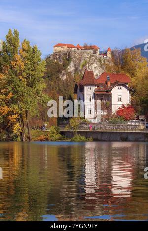 Bled, Slowenien, 31. Oktober 2018: Mittelalterliche Burg auf einem Felsen am Bled-See in Slowenien, Häuser und herbstliche bunte Bäume Hintergrund, Europa Stockfoto