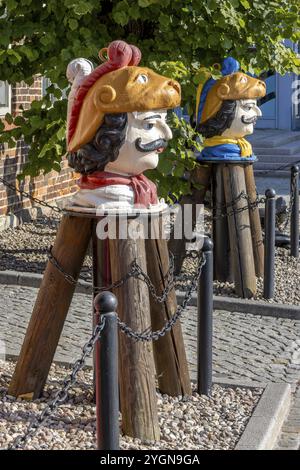 Zwei schwedische Köpfe vor dem barocken historischen Backsteinhaus Baumhaus im Alten Hafen, Hansestadt Wismar, Mecklenburg-Vorpommern, G Stockfoto