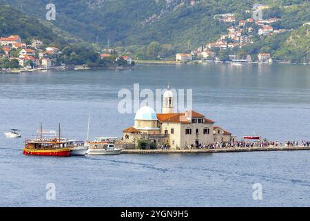 Perast, Montenegro, 21. September 2023: Touristenboot in der Bucht von Kotor. Insel unserer Lieben Frau von den Felsen oder Gospa od Skrpjela and People, Europa Stockfoto