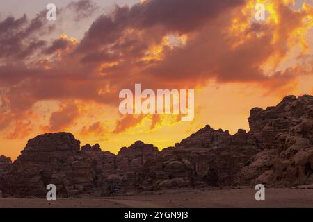 Sonnenuntergang farbenfrohe orangefarbene Himmelslandschaft mit Sandsteinfelsen in Little Petra archäologische Stätte, Jordanien, Asien Stockfoto