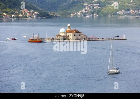 Perast, Montenegro, 21. September 2023: Touristenboot in der Bucht von Kotor. Insel unserer Lieben Frau von den Felsen oder Gospa od Skrpjela and People, Europa Stockfoto