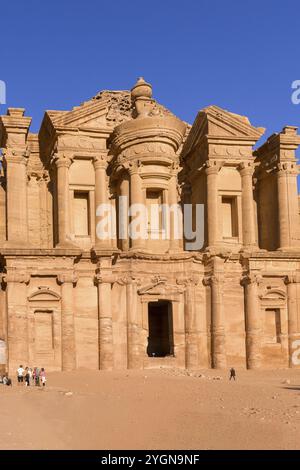 Petra, Jordanien, 3. November 2022: Menschen in der Nähe von Kloster oder Ad Deir in der antiken Stadt des nabatäischen Königreichs, Asien Stockfoto