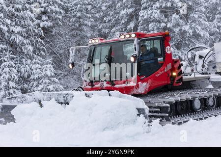 Bansko, Bulgarien, 21. Januar 2024: Schneeräumer Schneekatzen-Ratrack-Maschine zur Vorbereitung der Skipiste für den alpinen Skisport, Winterresort, Europa Stockfoto