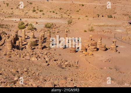 Petra, Jordanien, 3. November 2022: Ruinen des Großen Tempels und königliche Gräber in der antiken Stadt, berühmte historische und archäologische Stätte und Menschen, Stockfoto