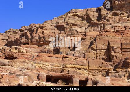 Fassaden Straßenhöhlen in der antiken Stadt Petra, Jordan Petra, berühmte historische und archäologische Stätte Stockfoto