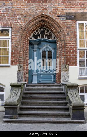 Eingang mit Stufen eines roten Backsteinhauses am Stintmarkt im Lüneburger Hafen auf der Illmenau in der mittelalterlichen Altstadt Lüneburg, Hanseatic ci Stockfoto