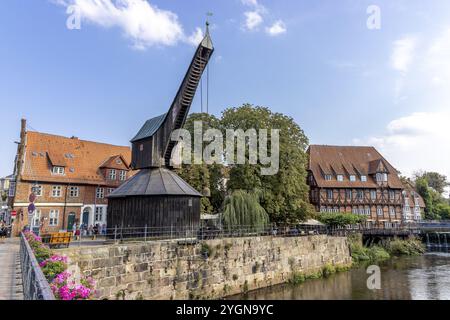 Lüneburger Hafen an der Illmenau mit umliegenden Gebäuden der mittelalterlichen Altstadt, Alter Kran und Luener Muehle, am Fischmarkt, Hansestadt of Stockfoto