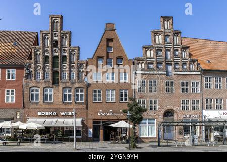 Historische umliegende Giebelhäuser mit vielen Geschäften und Restaurants auf dem Platz am Sande in der mittelalterlichen Altstadt von Lüneburg, Hansestadt Lue Stockfoto