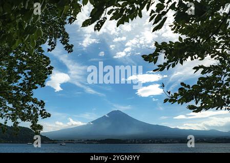 Der 3776 Meter hohe Vulkan Fuji, eingerahmt von Blättern, ist der höchste Berg Japans und ein Wahrzeichen des Landes Stockfoto