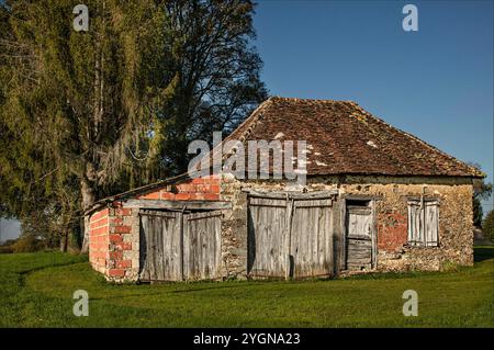 Haute-Vienne, Frankreich - 7. November 2024 - alte Scheune und Garage veraltet und kaputt, sodass sie nicht mehr genutzt werden Stockfoto