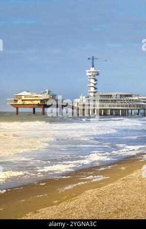 Scheveningen, Niederlande, 7. April 2016: Blick auf den Strand am berühmten Pier in Scheveningen, den Haag, Holland Stockfoto