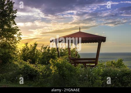 Im Freien hölzerne Pavillon über Sommer Sonnenuntergang Landschaft Hintergrund, grünes Tal, Nordbulgarien Stockfoto