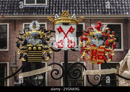 Leiden, Niederlande, 7. April 2016: Wappen mit roten Schlüsseln am Eingangstor der Burg Stockfoto