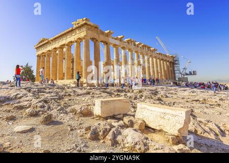 Athen, Griechenland, 14. Oktober 2016: Touristen in der Nähe des Parthenon-Tempels in der Akropolis in Athen, Griechenland, Europa Stockfoto