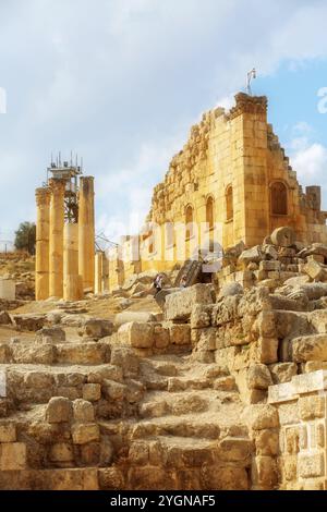 Jerash, Jordanien, 7. November 2022: Menschen in den Ruinen des Zeus-Tempels in der antiken römischen Siedlung Gerasa, Asien Stockfoto