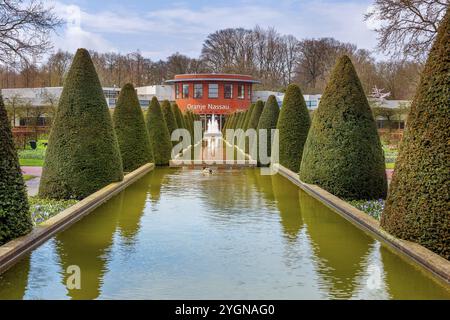 Lisse, Niederlande, 4. April 2016: Frühlingslandschaft, touristischer Park mit Wasserbrunnen und Oranje Nassau Pavillon im Keukenhof Stockfoto