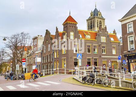 Haag, Niederlande, 6. April 2016: Blick auf die Straße mit traditionellen niederländischen Häusern, Uhrenturm, Menschen und Fahrrädern in den Haag, Holland Stockfoto