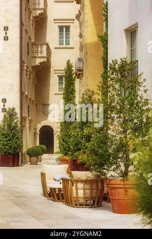 Perast, Montenegro, schmale Straße mit Blick auf die Altstadt mit Bogen Stockfoto