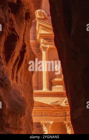 Petra, Jordanien Rahmenansicht der Siq-Wände und des Schatzhauses, Al Khazneh, eines der neuen Sieben Weltwunder Stockfoto