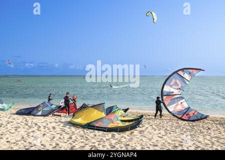 Kitesurfer, Le Morne Kitesurf Spot, Le Morne Brabant, Südküste, Indischer Ozean, Insel, Mauritius, Afrika Stockfoto