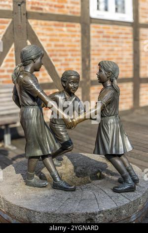 Das Skulpturenleben ist wunderschön neben der Luener Muehle im Lueneburger Hafen an der Illmenau in der mittelalterlichen Altstadt von Lüneburg, Hansestadt Li¿½ Stockfoto