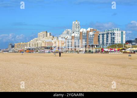 Scheveningen, Niederlande, 7. April 2016: Scheveningen Strandpanorama mit niederländischer Flagge, Häuser in der Nähe von Haag, Holland Stockfoto