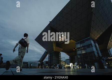 Abends spaziert ein Mann zum Tokyo Big Sight, auch bekannt als Tokyo International Exhibition Centre auf der Insel Odaiba. Das Gebäude mit dem Fo Stockfoto