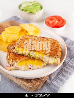 Käse-Thunfisch-Sandwich serviert mit Chips Stockfoto