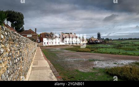 Malerischer Blick auf die Royal Oak und die alte Mühle bei Ebbe in Langstone Harbour, Hampshire Stockfoto