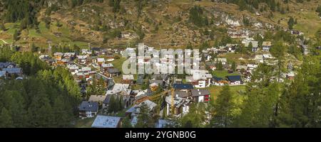 Wunderschönes Alpendorf in den Kiefernwäldern, Schweiz, Schweizer Alpen bei Zermatt, Banner Panorama, Europa Stockfoto