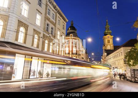 Straßenbahn in der Herrengasse, Turm der Pfarrkirche, Blaue Stunde, Graz, Steiermark, Österreich, Europa Stockfoto