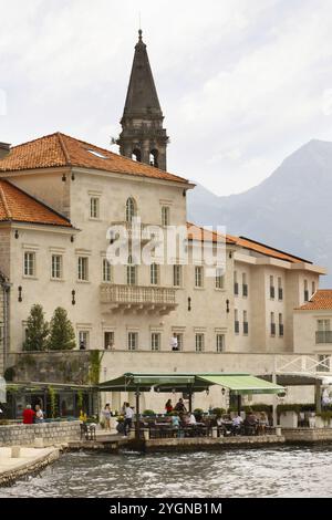 Perast, Montenegro, 21. September 2023: Stadtblick, Straße, Häuser und Kirchturm, Touristen und Boote, Europa Stockfoto