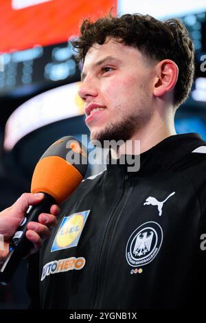 Mannheim, Deutschland. November 2024. Handball: Europameisterschaft, Deutschland - Schweiz, 2. Qualifikationsrunde, Gruppe 7, 1. Spieltag, Marko Grgic gibt dem ZDF ein Interview. Quelle: Marco Wolf/dpa/Alamy Live News Stockfoto