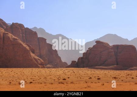 Jordanien, Wadi Rum, roter Dünensand und wunderschöne Felsenlandschaft, Asien Stockfoto