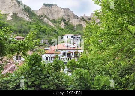 Blick aus der Vogelperspektive mit traditionellen bulgarischen Häusern aus der Revival-Zeit und Pyramidenfelsen in Melnik, Bulgarien, Europa Stockfoto