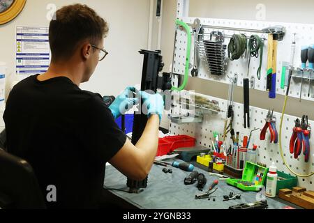 Erfurt, Deutschland. November 2024. Ein Mitarbeiter des Thüringer Landeskriminalamtes überprüft das neue Mittelstreckengewehr der Thüringer Polizei am Rande einer Pressekonferenz des Landeskriminalamtes. Über 1000 Gewehre des belgischen Herstellers FN Herstal wurden neu beschafft. Mittel-Entfernungswaffen werden von der Polizei eingesetzt, wenn es darum geht, entfernte Ziele zu treffen. Quelle: Bodo Schackow/dpa/Alamy Live News Stockfoto