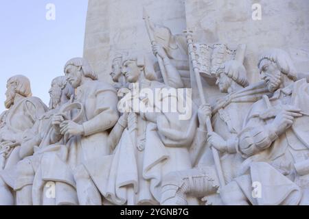 Lissabon, Portugal, 27. März 2018: Denkmal für die Entdeckungen oder Padrao dos Descobrimentos am Ufer des Flusses Tejo im Stadtteil Belem, Nahaufnahme Deta Stockfoto