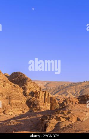 Ad Deir, Kloster, in der antiken nabbatäischen Stadt Petra in Jordanien bei Sonnenuntergang, Mond im blauen Himmel Stockfoto